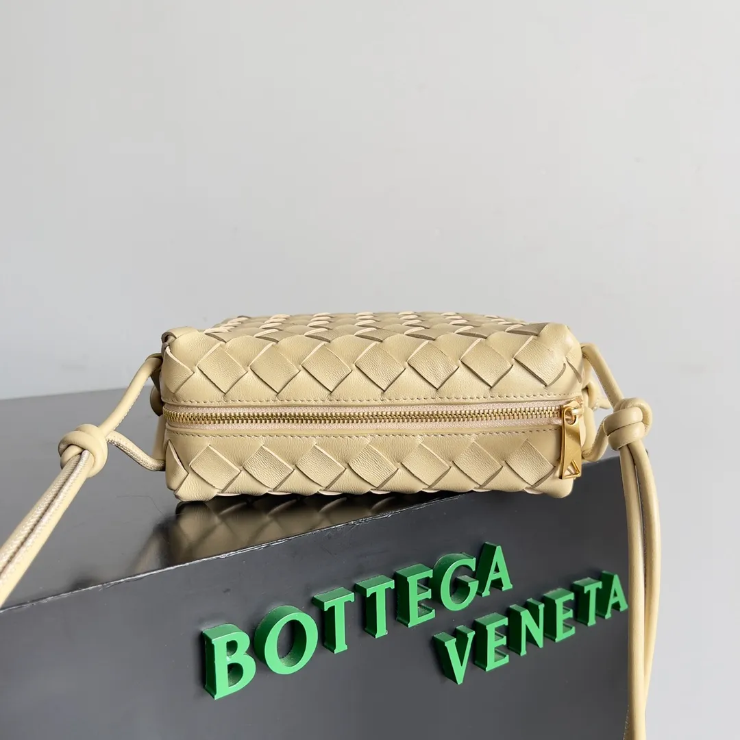 Batch 1560 New version and new color (third generation) 𝗕𝗼𝘁𝘁𝗲𝗴𝗮 𝗩𝗲𝗻𝗲𝘁𝗮———— The latest version of the loop camera bag💥 at the BV King of Cost-Effectiveness counter, large woven texture➕As always, ultra-high-quality lambskin, with zippers and adjustable drawstrings, it is especially suitable for the belly💫It can fit anything, and it is very light in weight. It is suitable for girls of all ages. Size: 17*10*6cm Style number: 723547